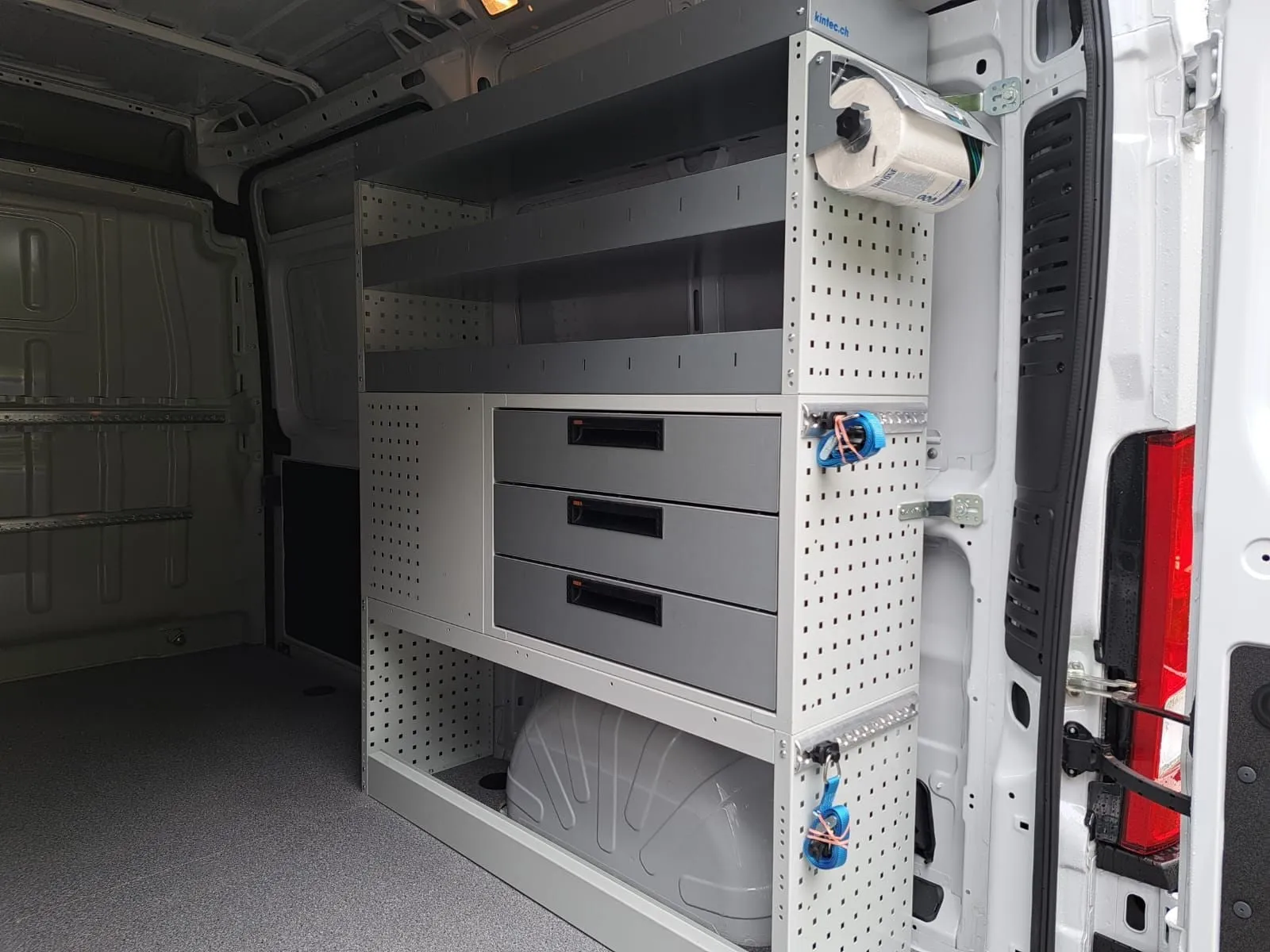 Regalblock mit drei Schubladen, Papierrollenhalter und Lochwand im Laderaum eines Ducato