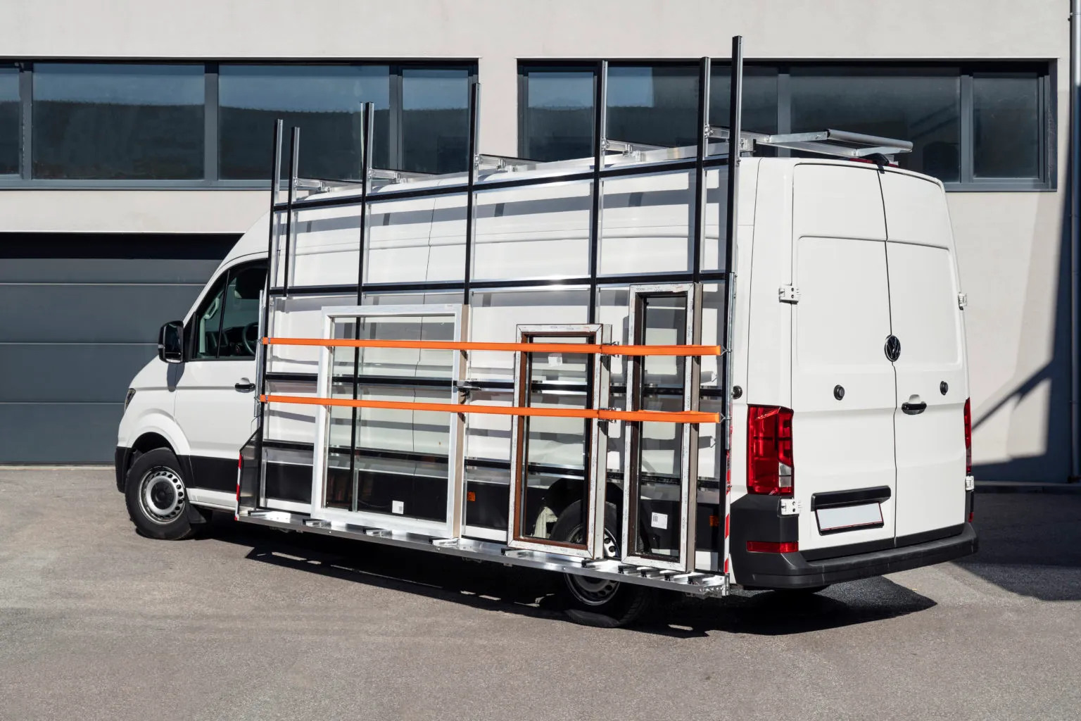 Aussenglasreff an einem VW Crafter, beladen mit Fensterelementen und mit Spanngurten gesichert