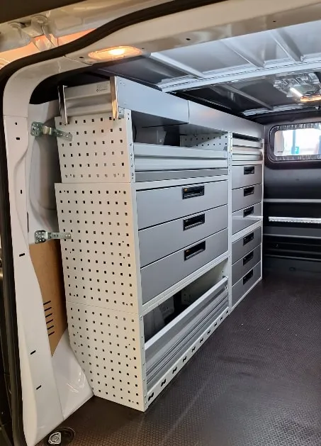 Regal mit mehreren Schubladenblöcken an der Seitenwand eines Kastenwagens