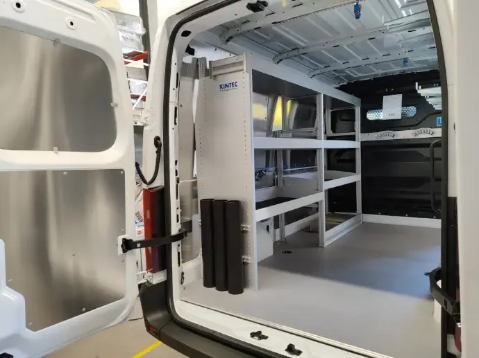 Regalsystem im Heck eines Transporters, von aussen durch die geöffneten Türen gesehen