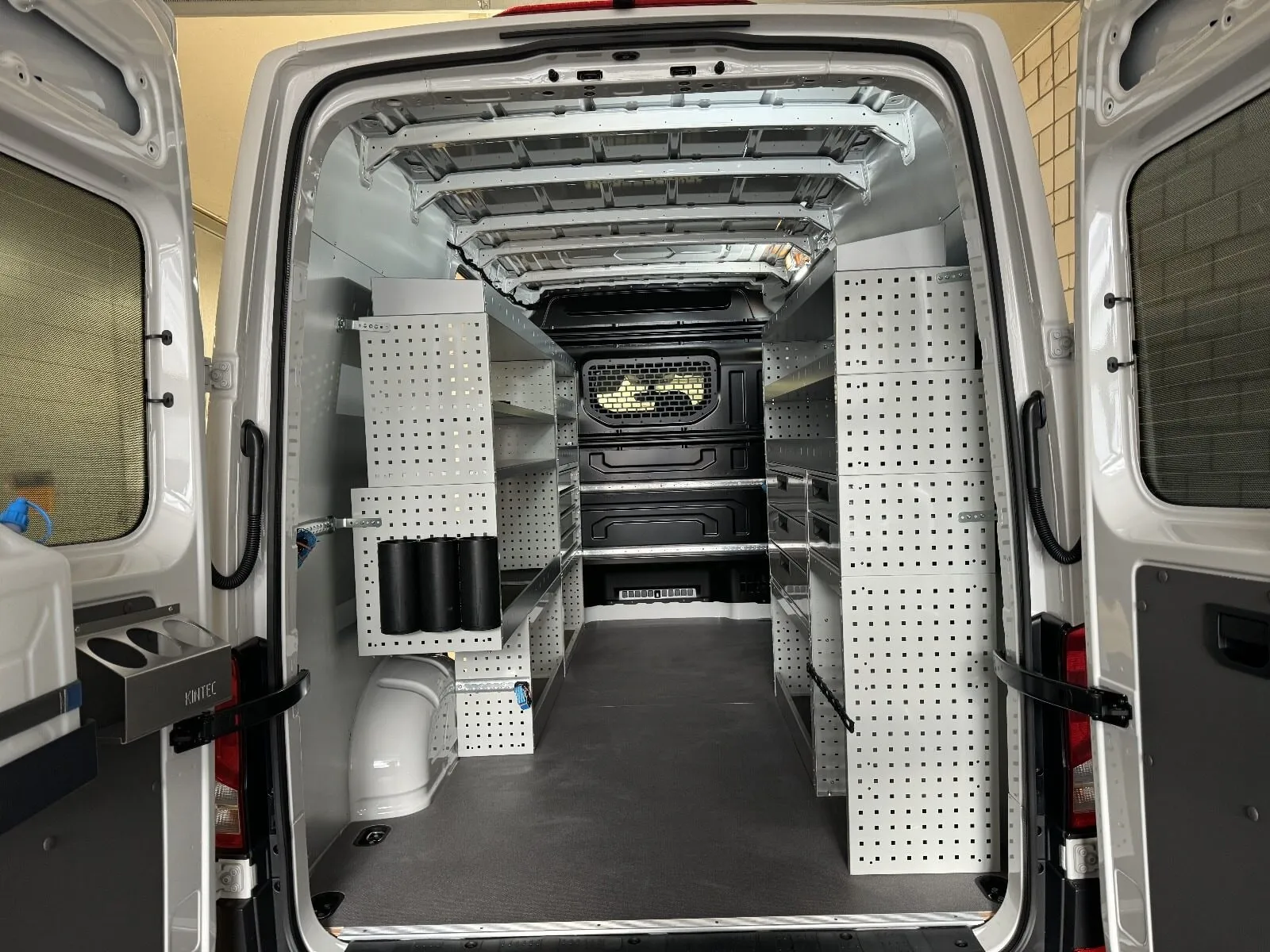 VW Crafter mit offenen Hecktüren, beidseitig Regale, Lochwände und Halter bis zur Trennwand
